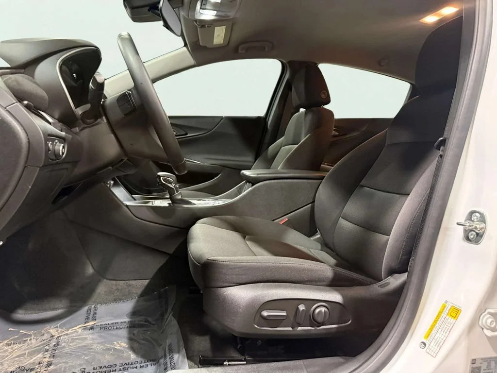 Used 2024 Summit White Chevrolet 1LT image 23