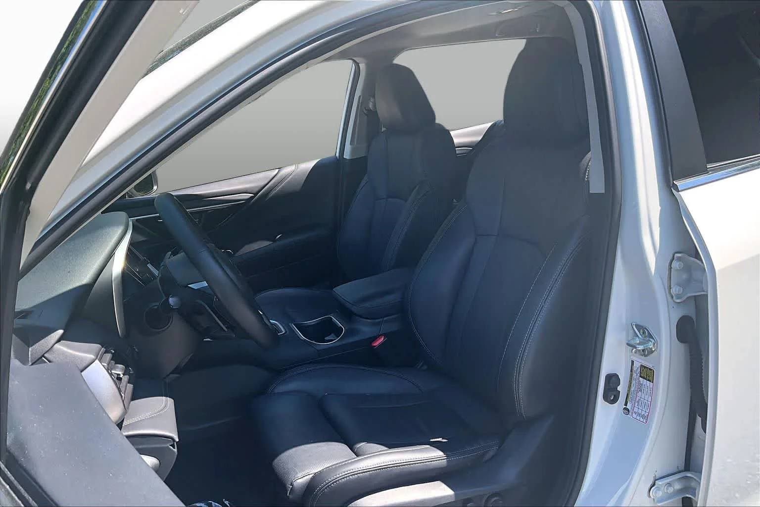 Used 2022 Crystal White Pearl Subaru Limited image 8