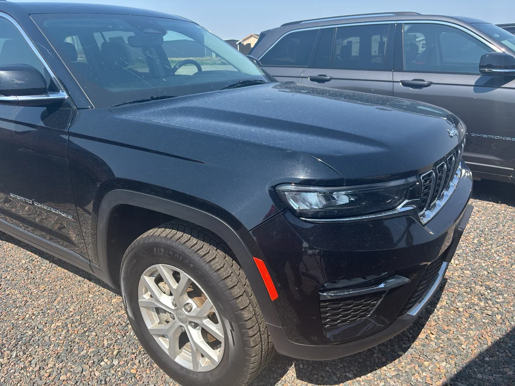 Used 2023 Diamond Black Crystal Pearl Jeep Limited image 3