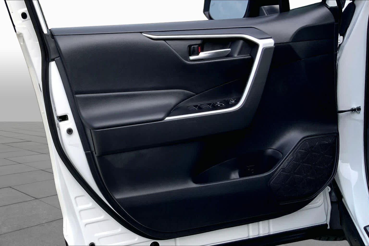 Used 2025 Wind Chill Pearl Toyota XLE Premium image 21