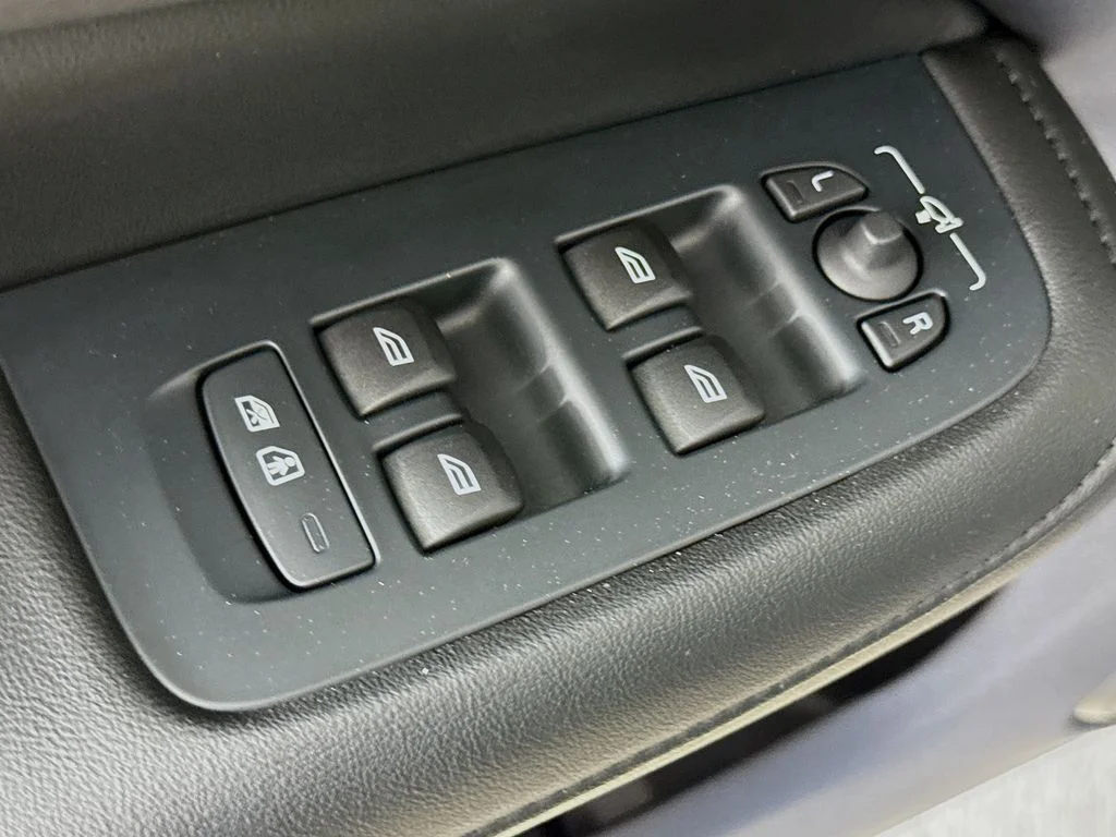 Used 2025 Blue Volvo B5 Plus image 18