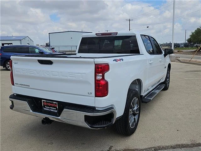 Used 2025 Summit White Chevrolet LT w/1LT 4x4 Crew Cab 5.75 ft. box 147.4 in. WB image 4