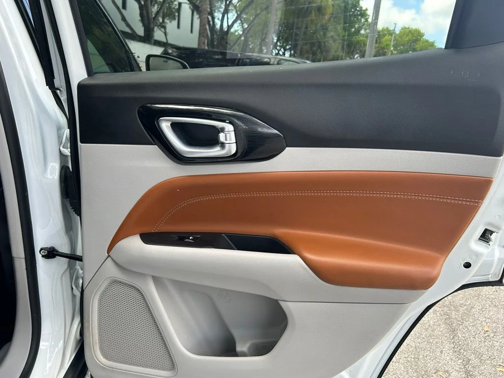 Used 2024 White/off-white Jeep Limited image 27