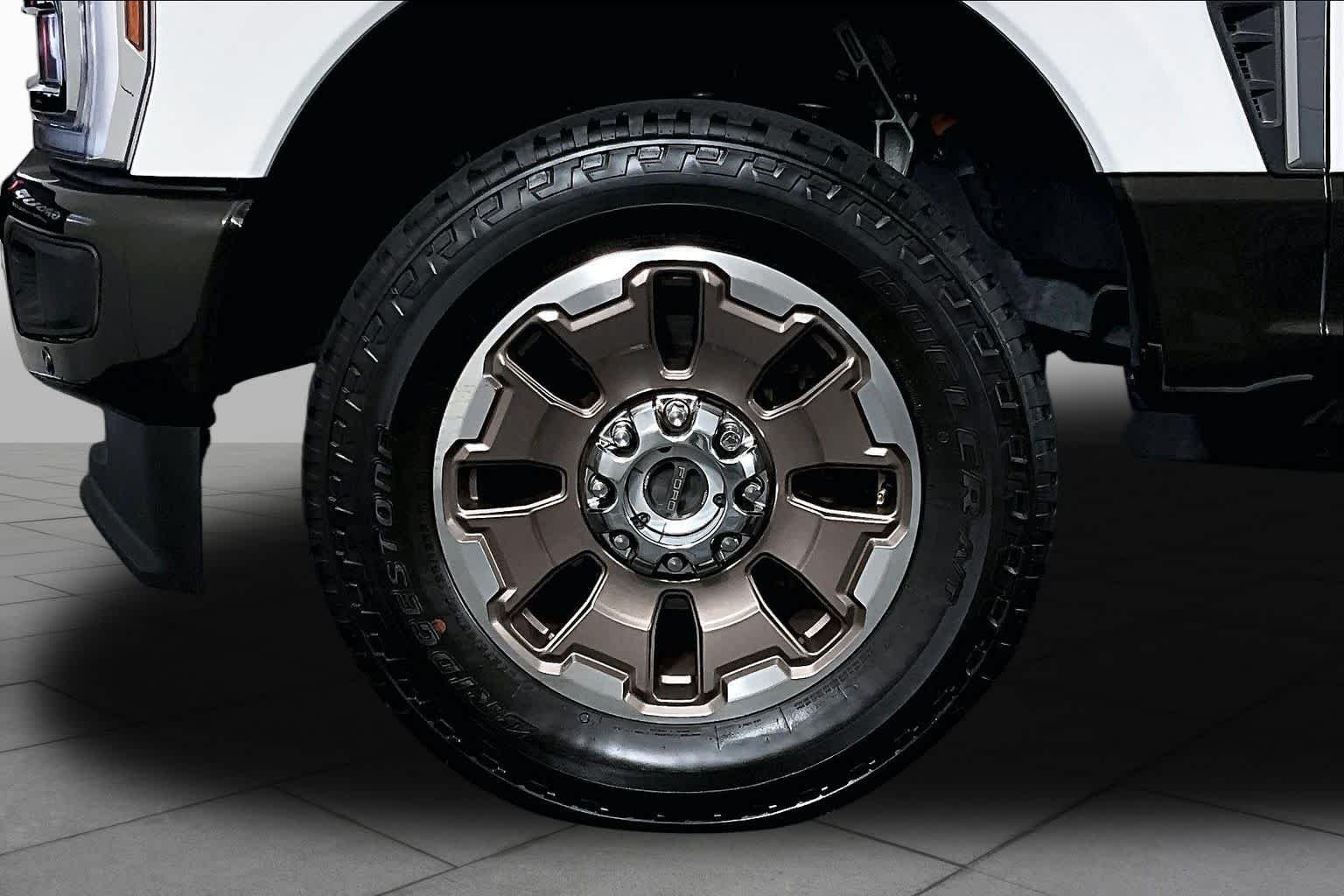 Used 2025 Star White Metallic Tri-Coat/Darkened Bronze Ford King Ranch image 10