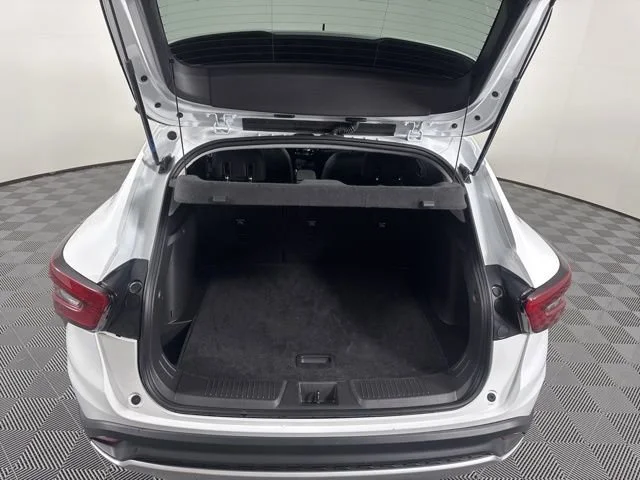 Used 2025 Summit White Chevrolet LT image 14