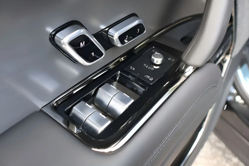New 2026 Santorini Black Land Rover SE image 28