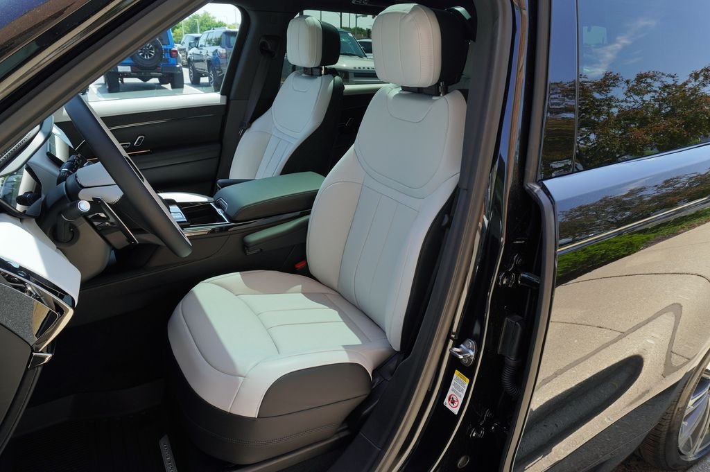 New 2026 Santorini Black Land Rover Dynamic SE image 13