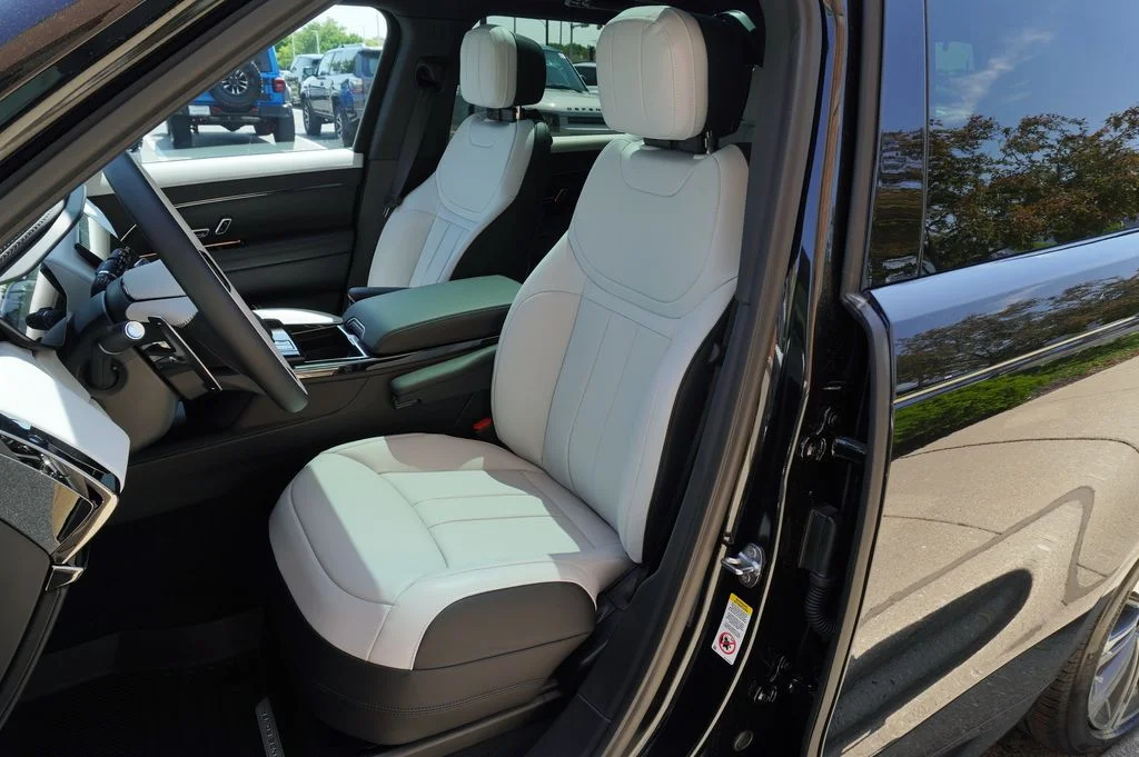 New 2026 Santorini Black Land Rover Dynamic SE image 13