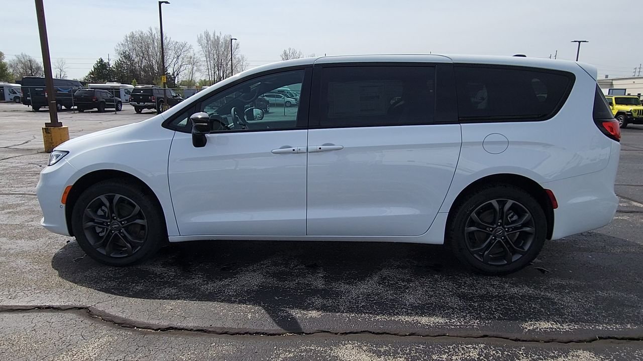 New 2026 Bright White Clear-Coat Exterior Paint Chrysler Select image 5