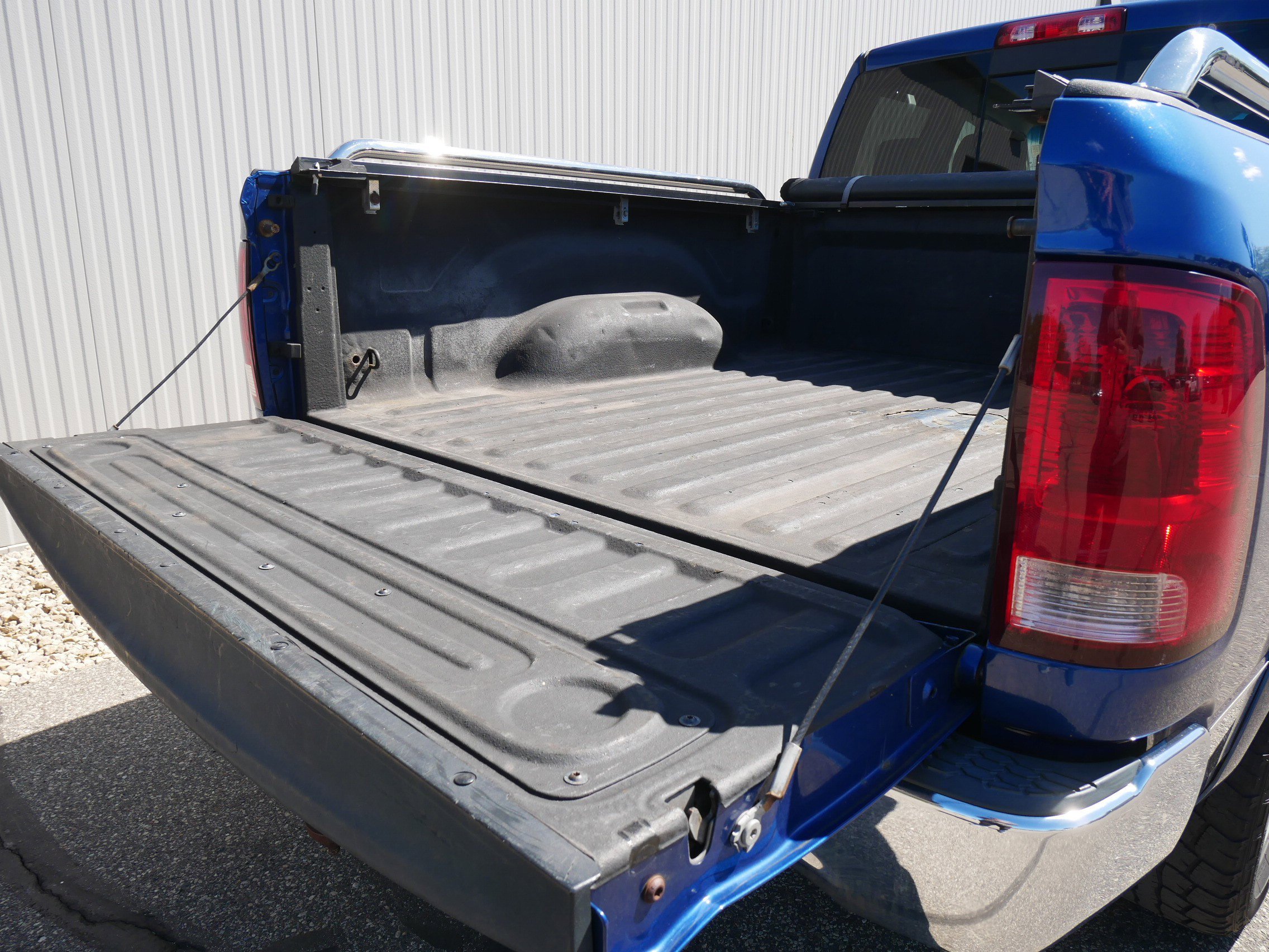 Used 2010 Deep Water Blue Pearl Dodge SLT image 12