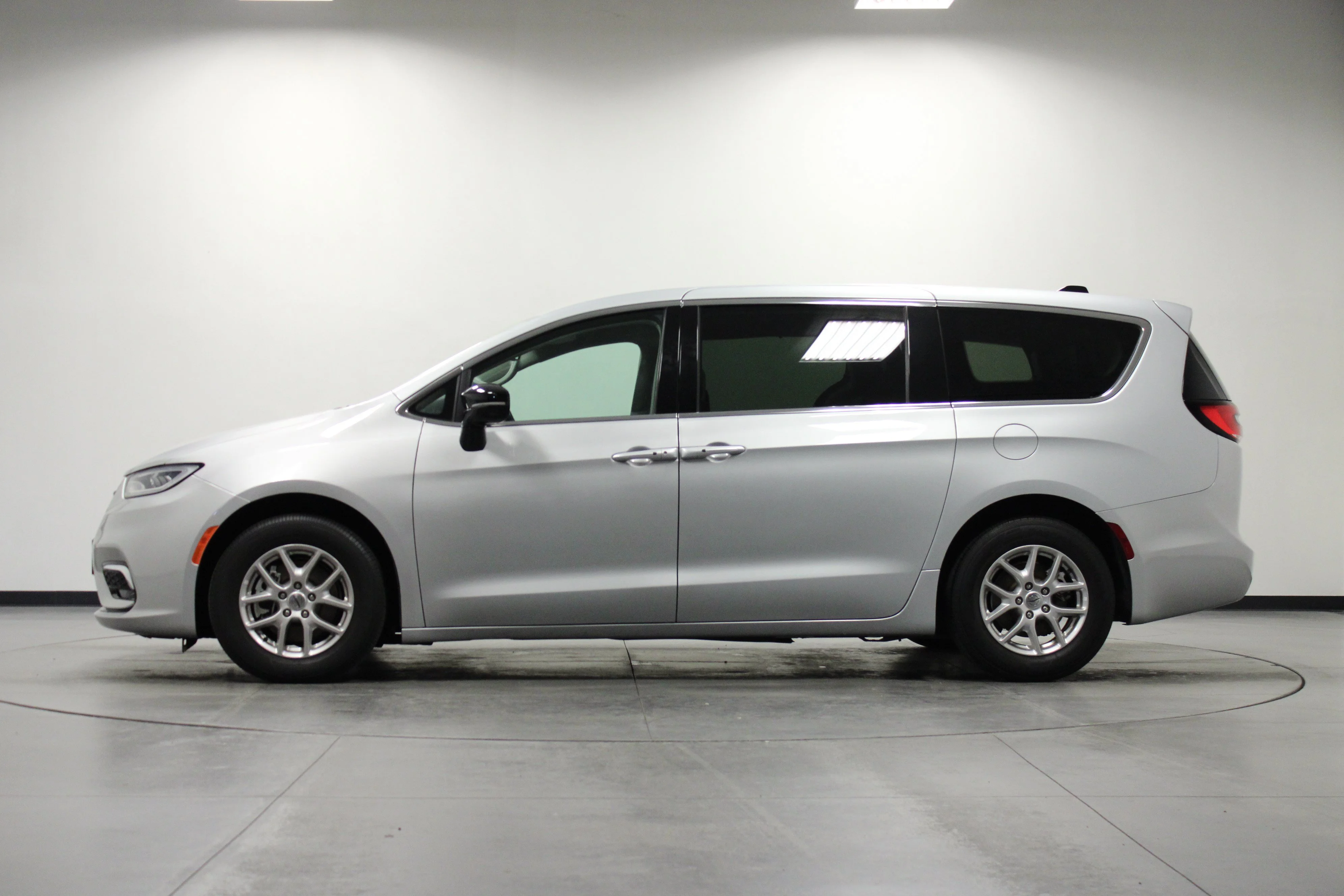 Used 2024 Silver Mist Clearcoat Chrysler Touring L image 7