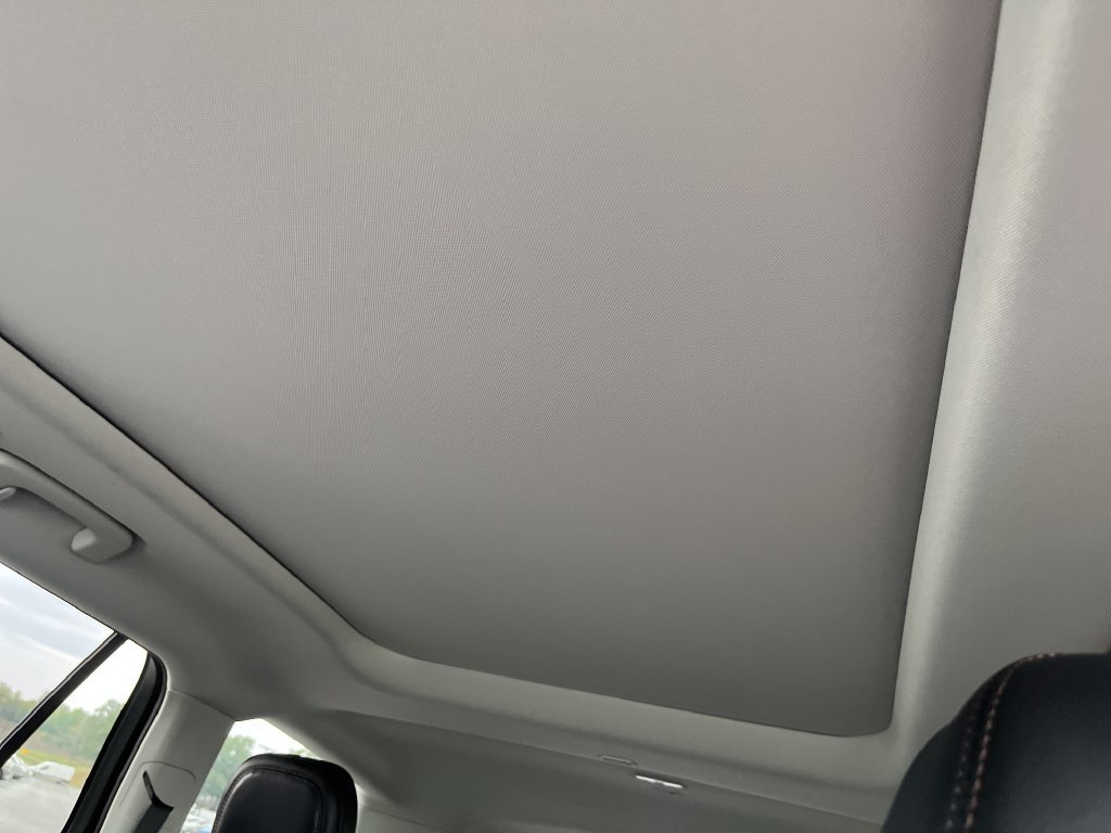 Used 2025 Red Lincoln Premiere image 22
