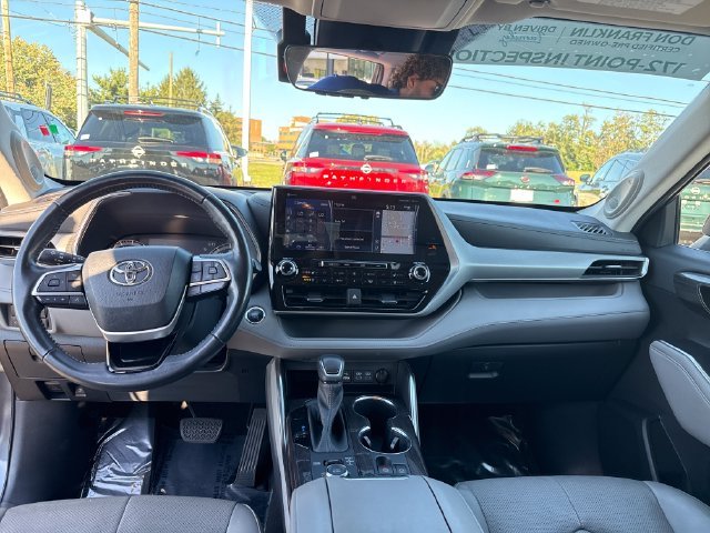 Used 2022 Gray Toyota Platinum image 15
