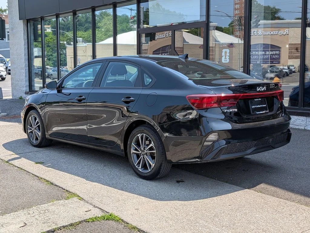 Used 2023 Black Kia LXS image 9