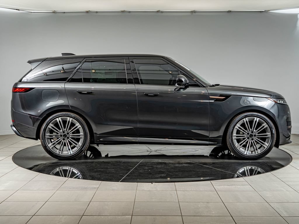 New 2026 Carpathian Grey Land Rover Dynamic SE image 4