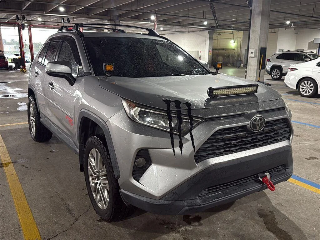 Used 2019 Silver Sky Metallic Toyota XLE Premium image 2