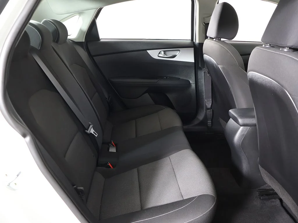 Used 2022 White Kia LXS image 32