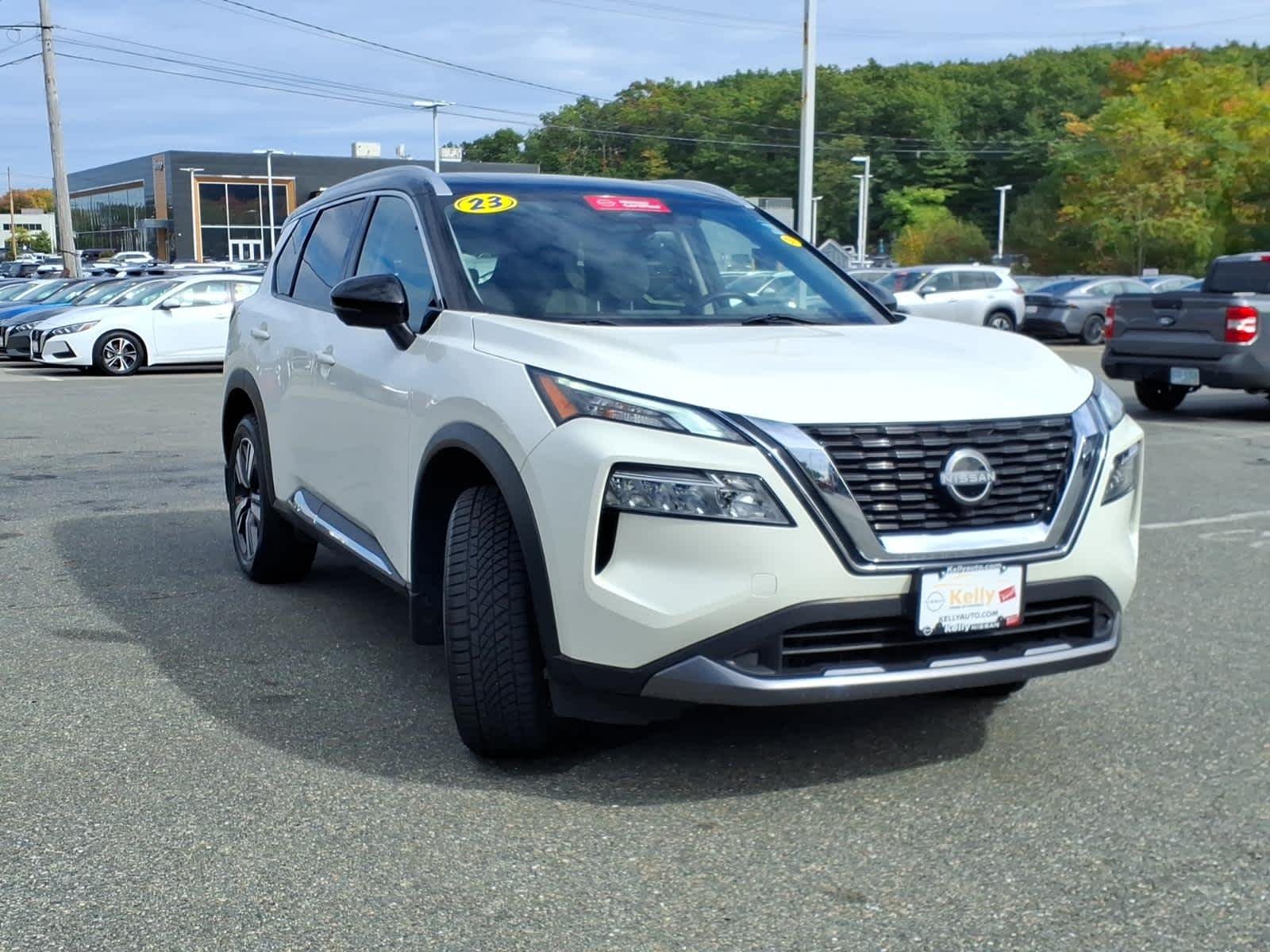 Certified Used 2023 Pearl White Tricoat/Super Black Nissan SL image 3