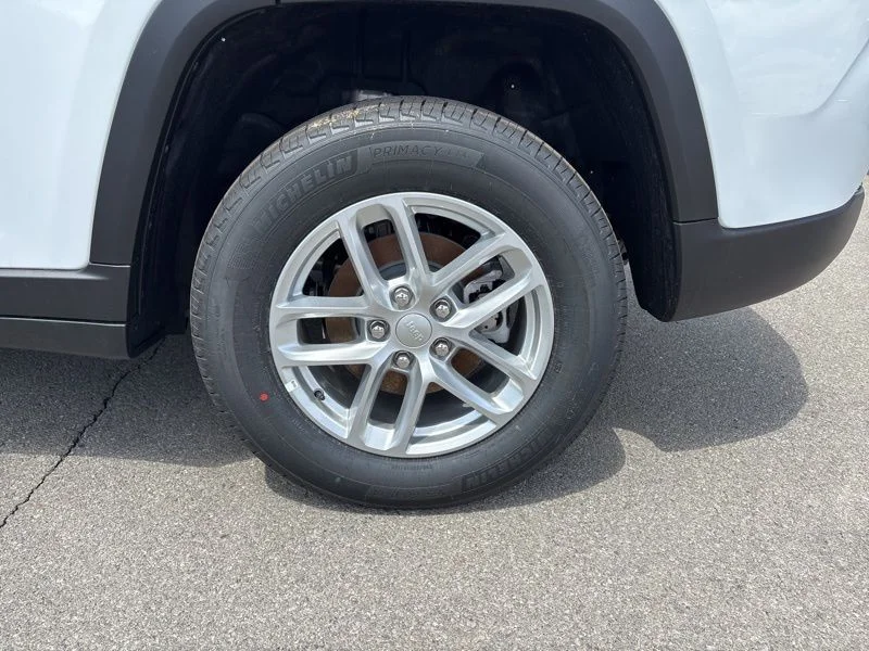 New 2026 Bright White Clear-Coat Exterior Paint Jeep Laredo image 40