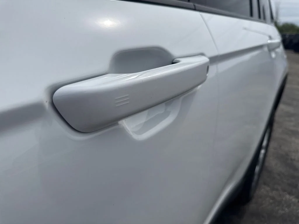 New 2026 Bright White Clear-Coat Exterior Paint Jeep Laredo X image 9