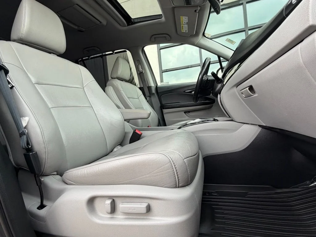 Used 2020 Silver Honda Touring image 21