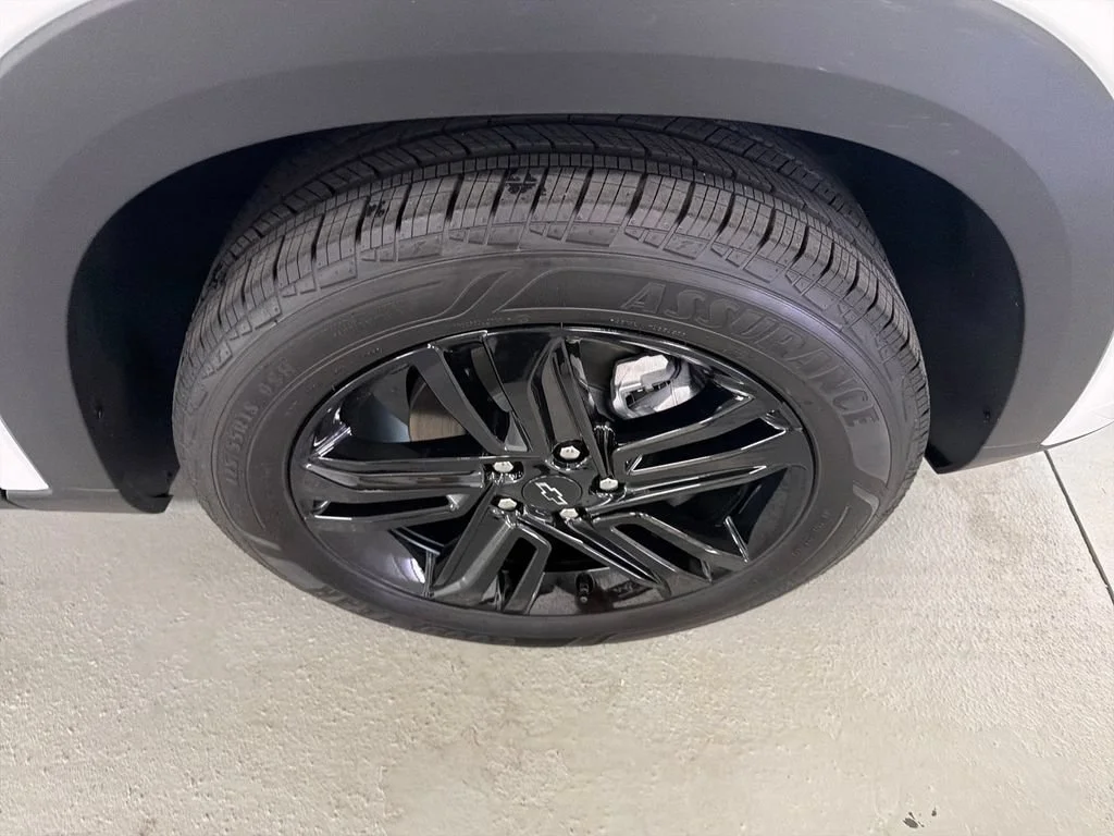 New 2026 Summit White Chevrolet ACTIV image 4