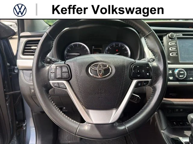 Used 2018 Blue Toyota XLE image 17