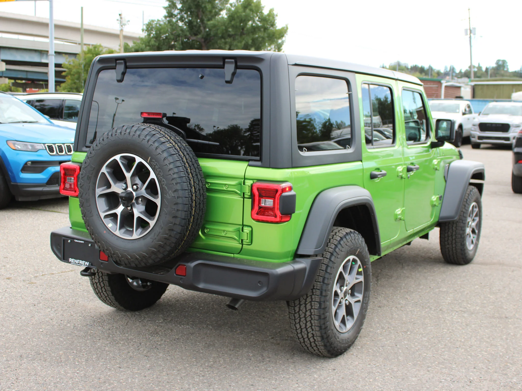 Used 2025 mojito Jeep Sport S* 4 Door 4x4, Remote Start, Heated Seats/Wheel, Alpine Audio image 3
