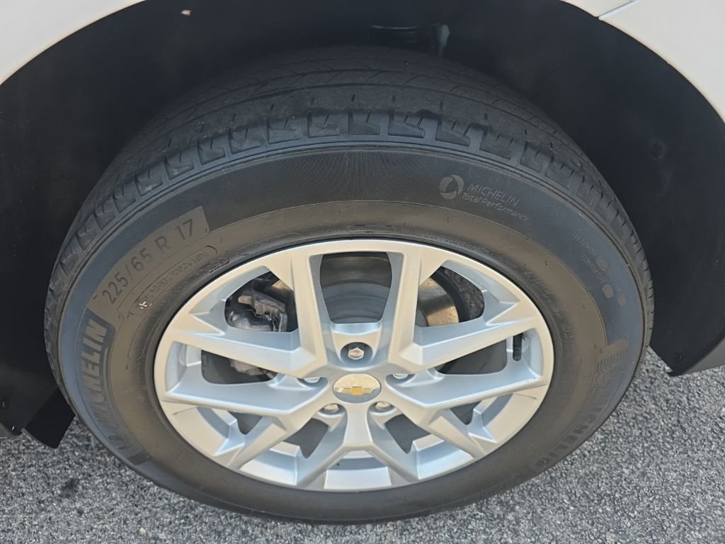 Used 2022 White Chevrolet LT image 6