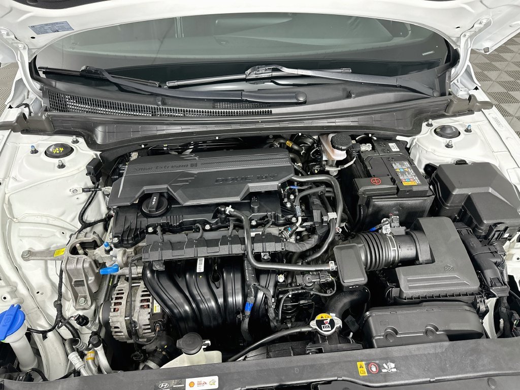 Used 2025 White Hyundai SEL Sport image 28