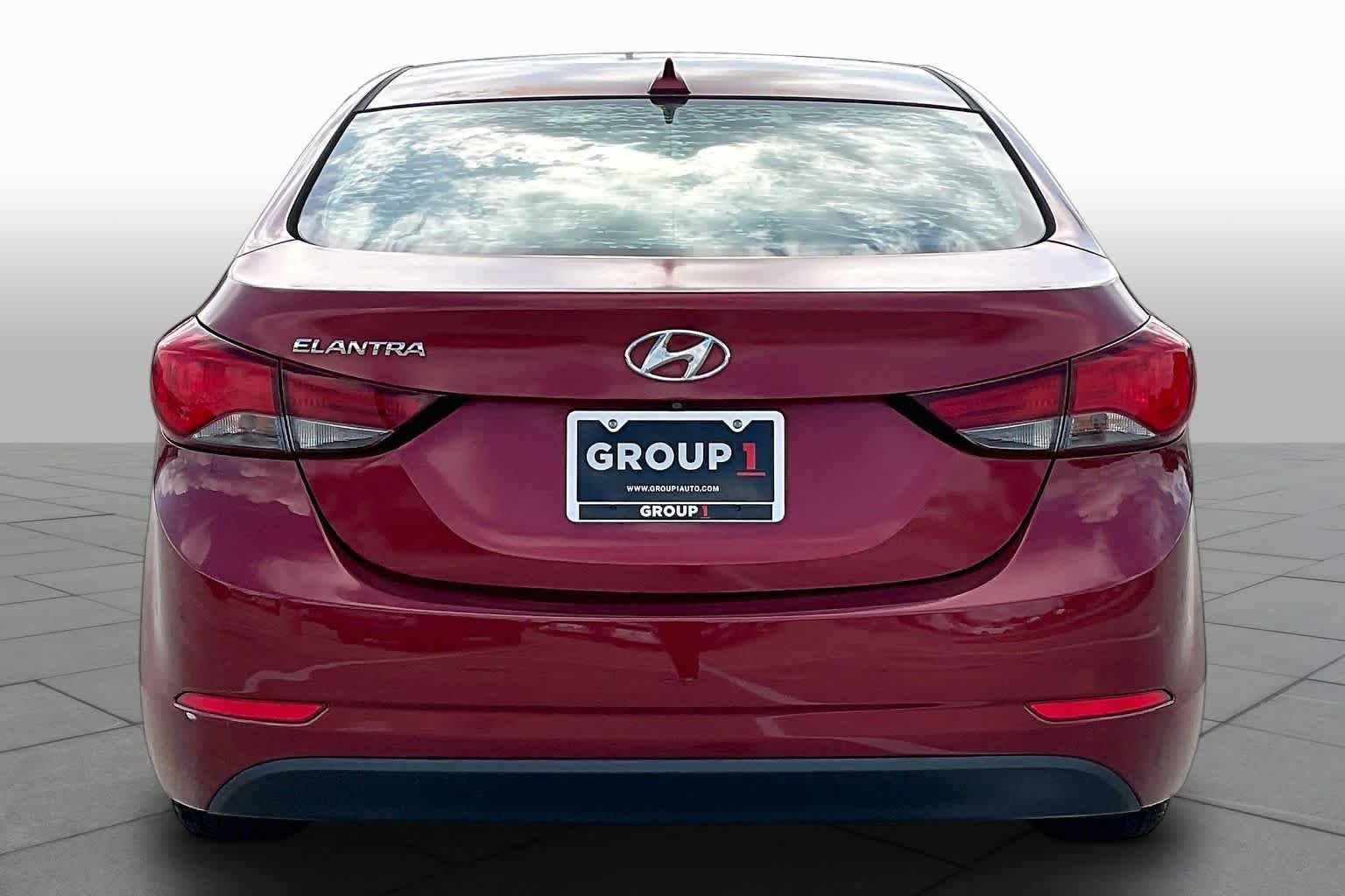 Pre-Owned 2016 Hyundai Elantra SE