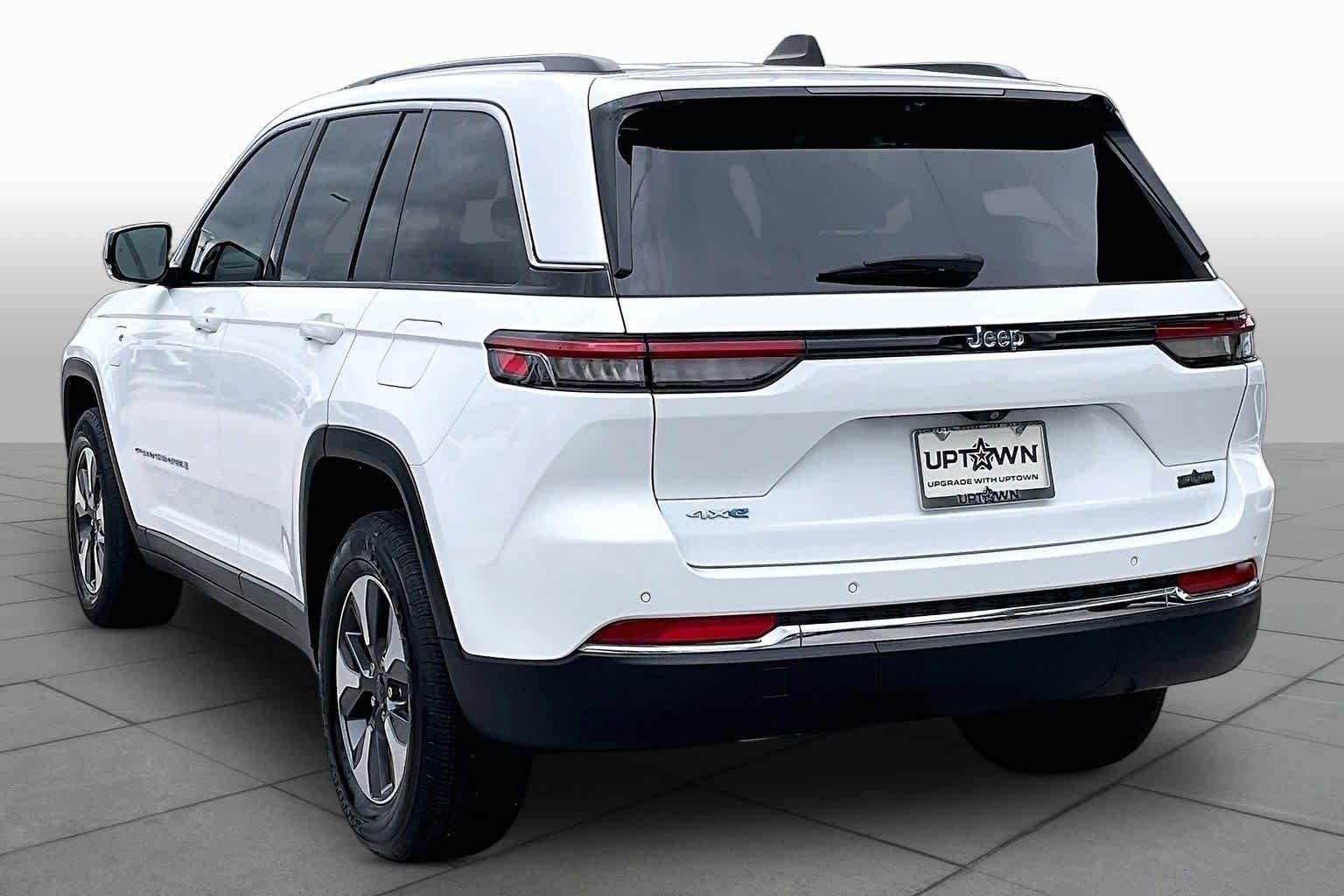 Used 2022 Bright White Clearcoat Jeep  image 12