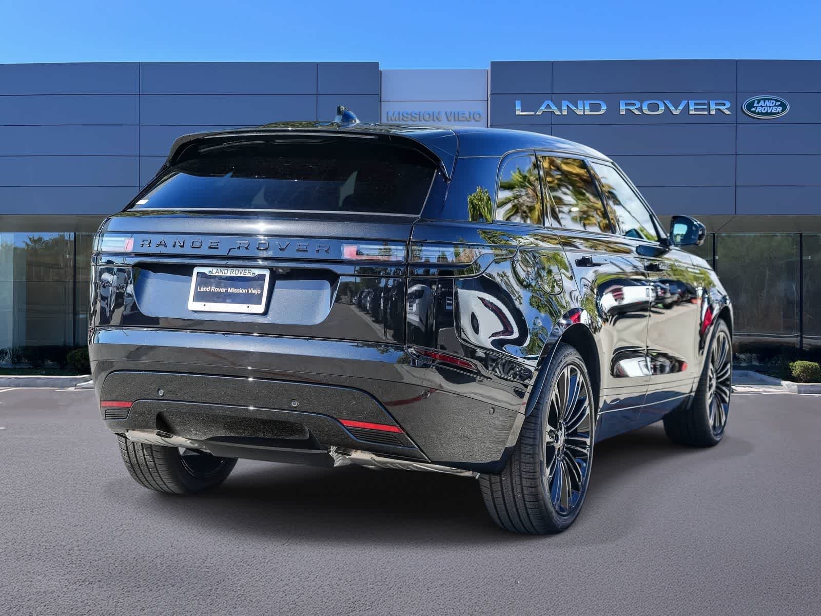 New 2026 Santorini Black Land Rover Dynamic SE image 4