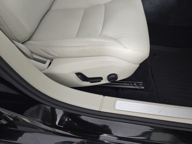 Used 2019 Black / Stone Volvo T5 Momentum image 28