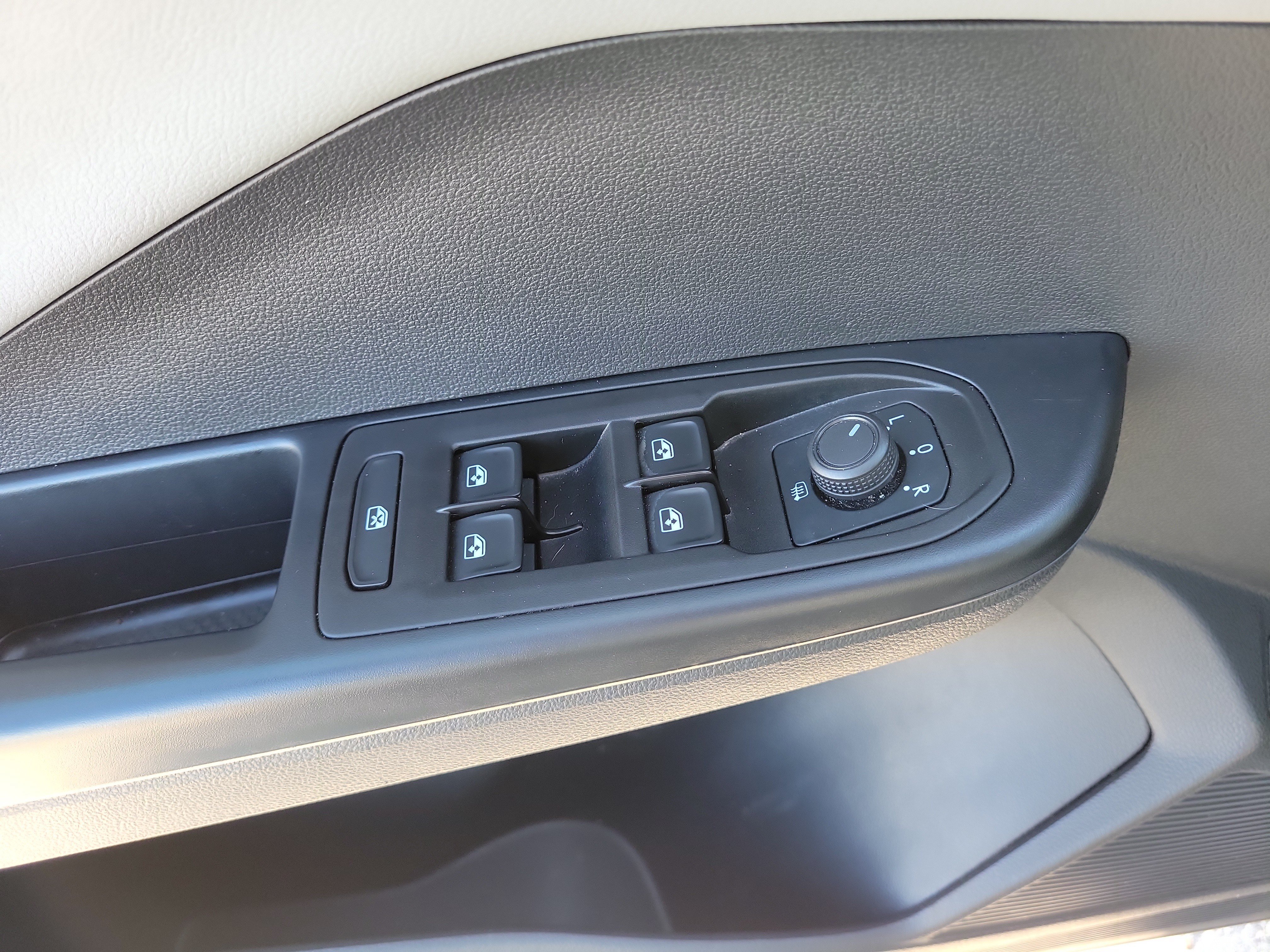 Used 2023  Volkswagen SE image 11