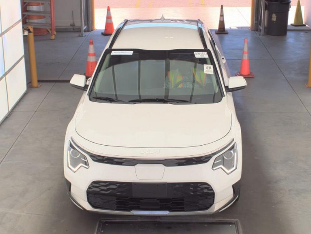 Used 2024 White Kia Wind image 3