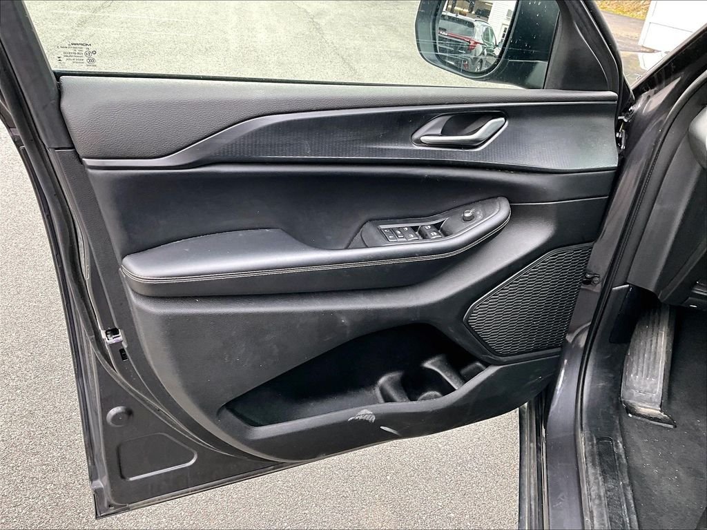 Used 2023 Baltic Gray Metallic Clearcoat Jeep Laredo image 9
