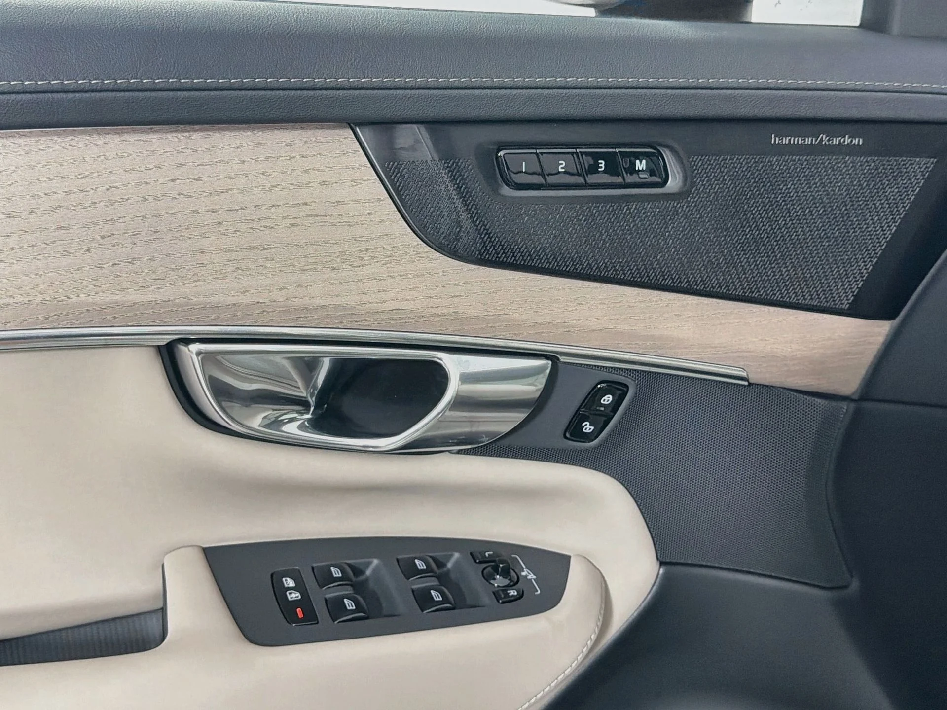 New 2026 Bright Dusk Volvo Plus image 17
