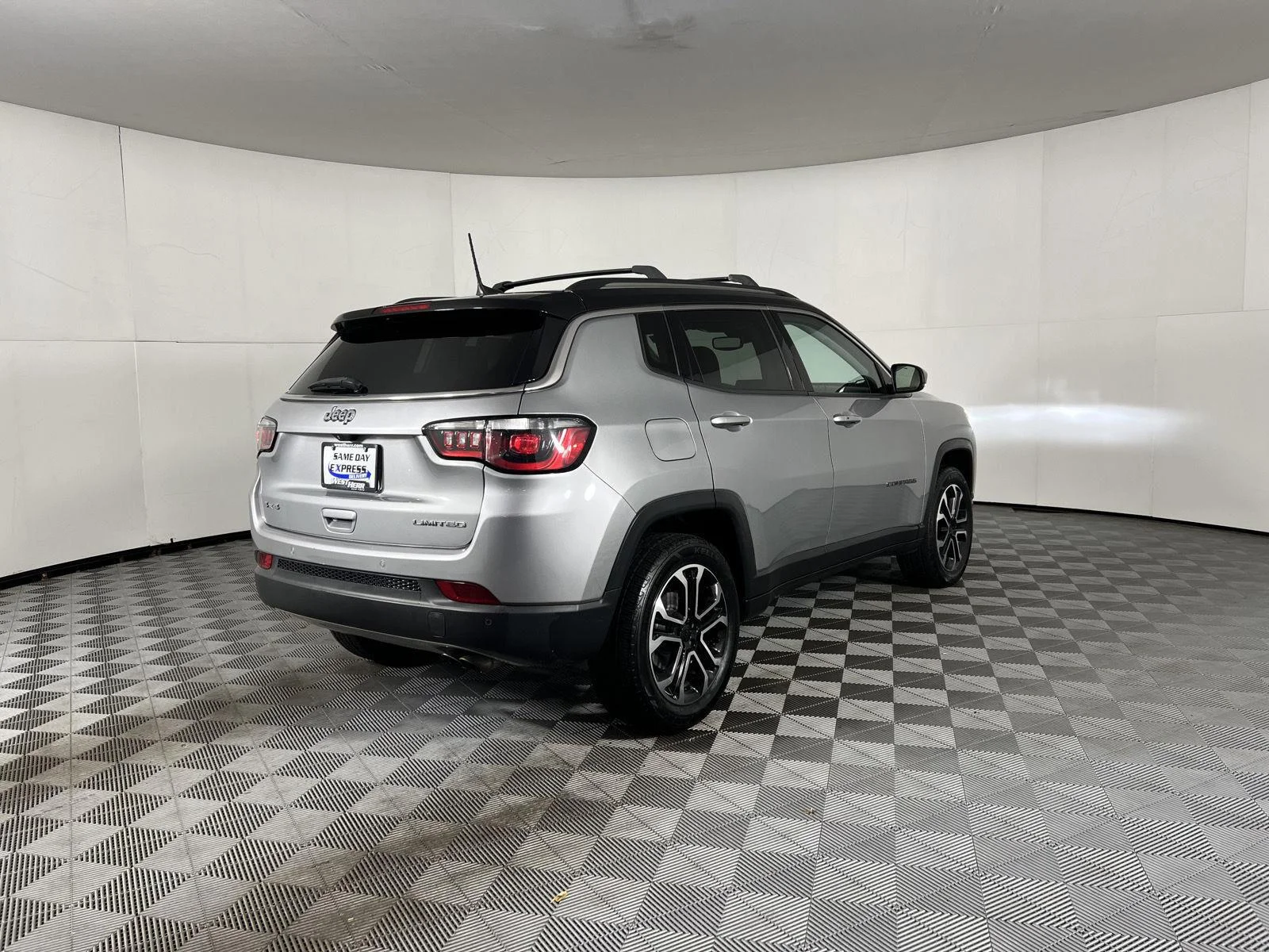 Used 2022 Gy Jeep Limited image 23