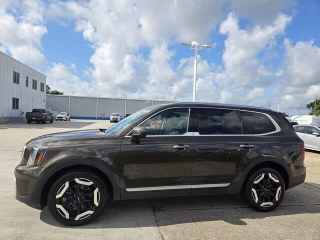 Used 2025 Dark Moss Kia S image 2