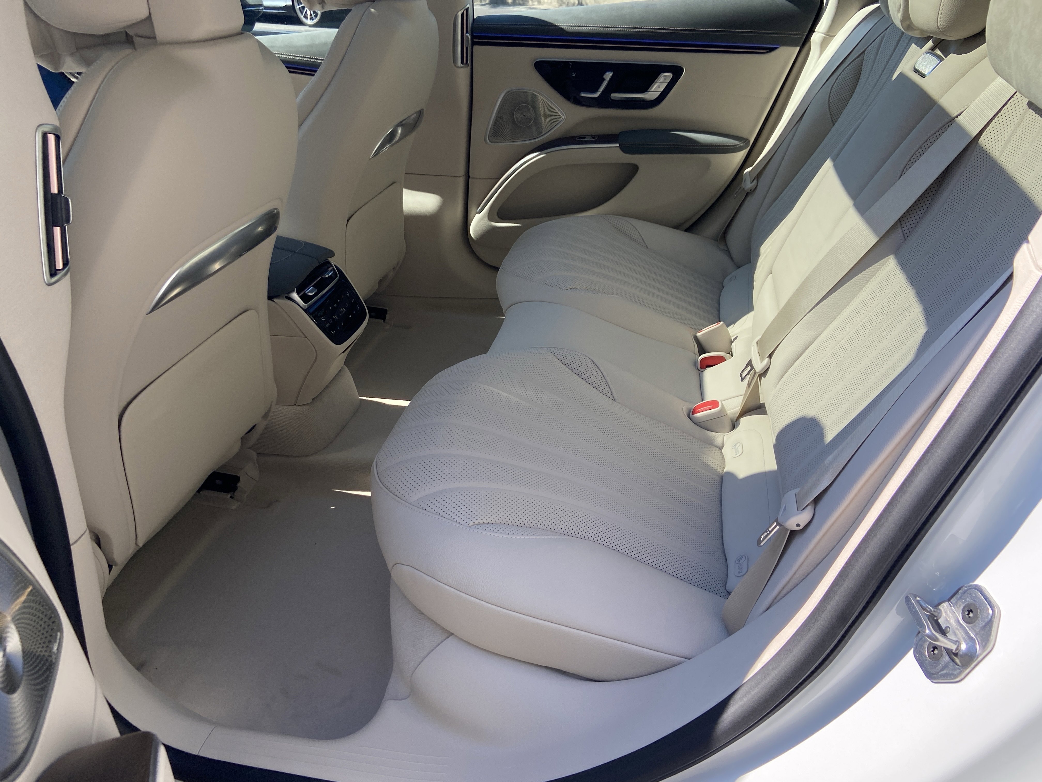 New 2026 MANUFAKTUR Moonlight White Metallic Mercedes-Benz EQS 450 4MATIC® Sedan image 38