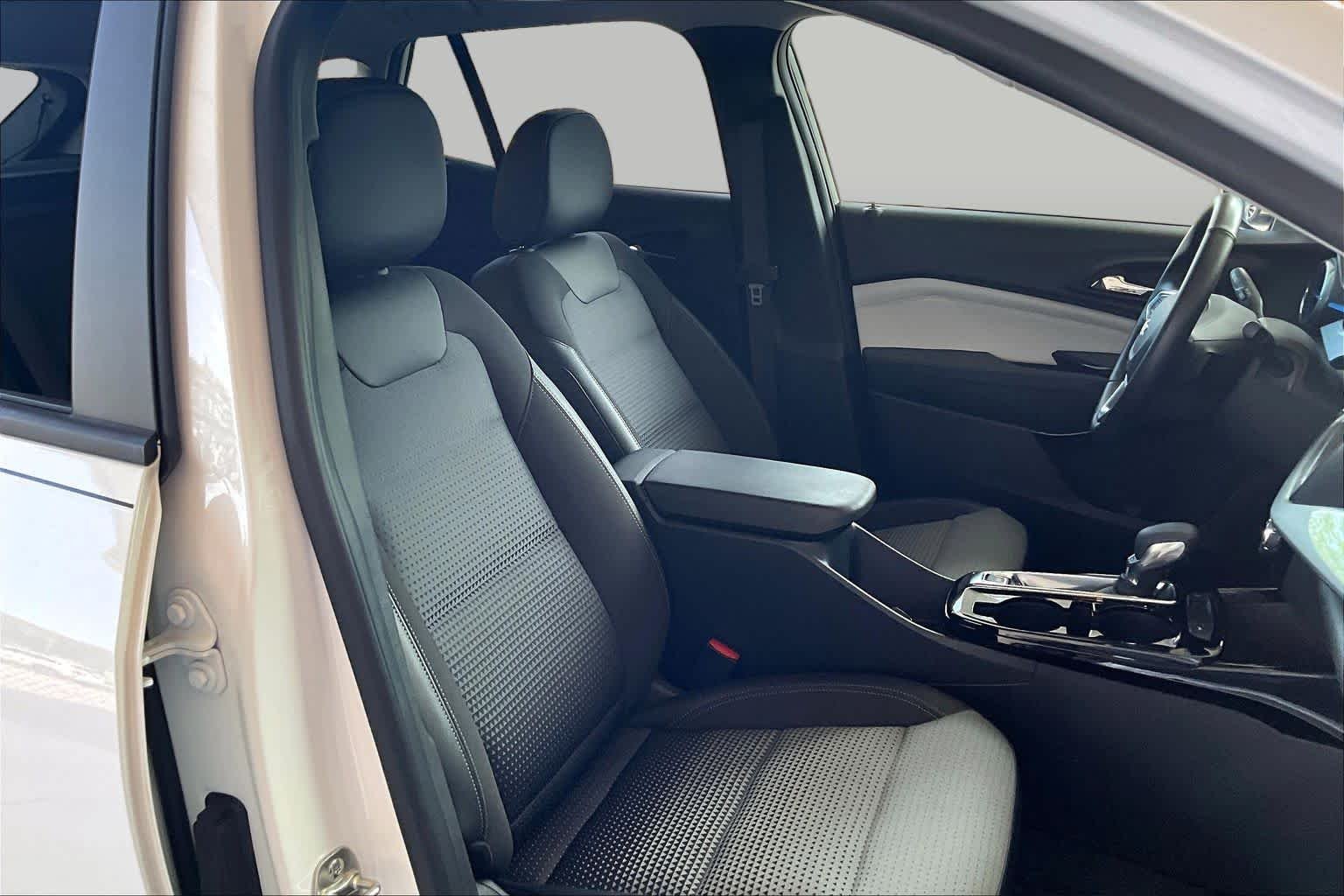 Used 2025 Summit White Chevrolet LT image 9