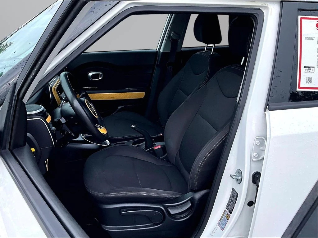 Used 2016 White Kia Base image 26