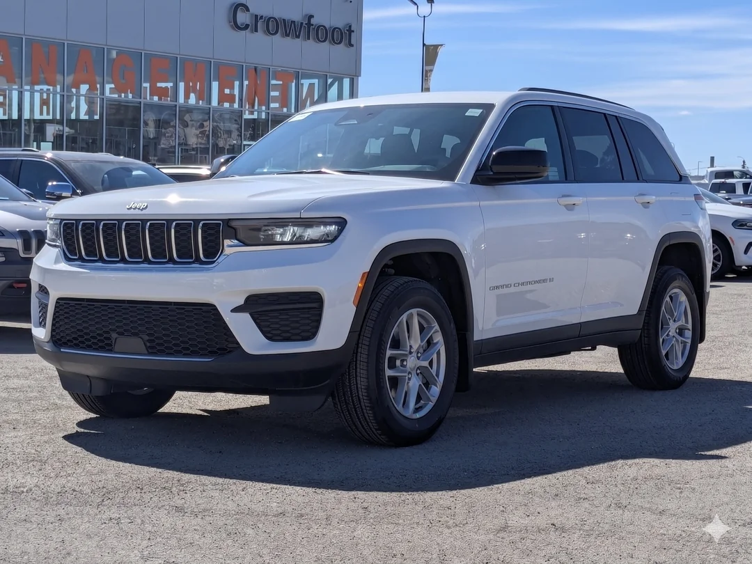 New 2026 White Jeep Laredo - - 4x4 - Classic Theme - 8.4-inch Touchscreen - Heated Seats & Steering Wheel & More! image 4
