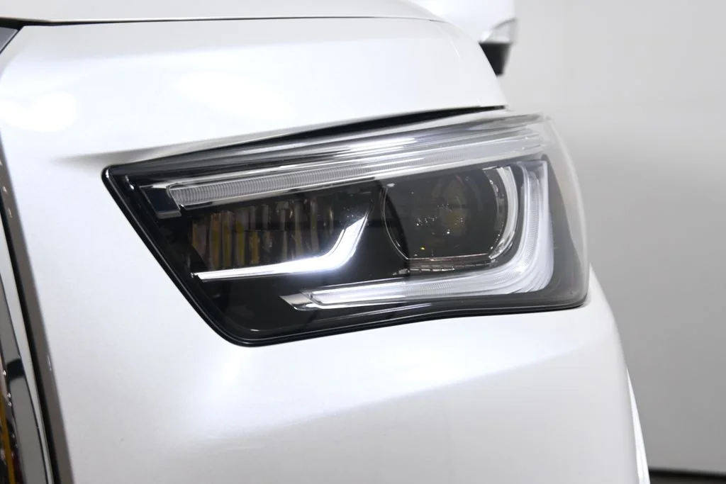 Certified Used 2023 White INFINITI LUXE image 11