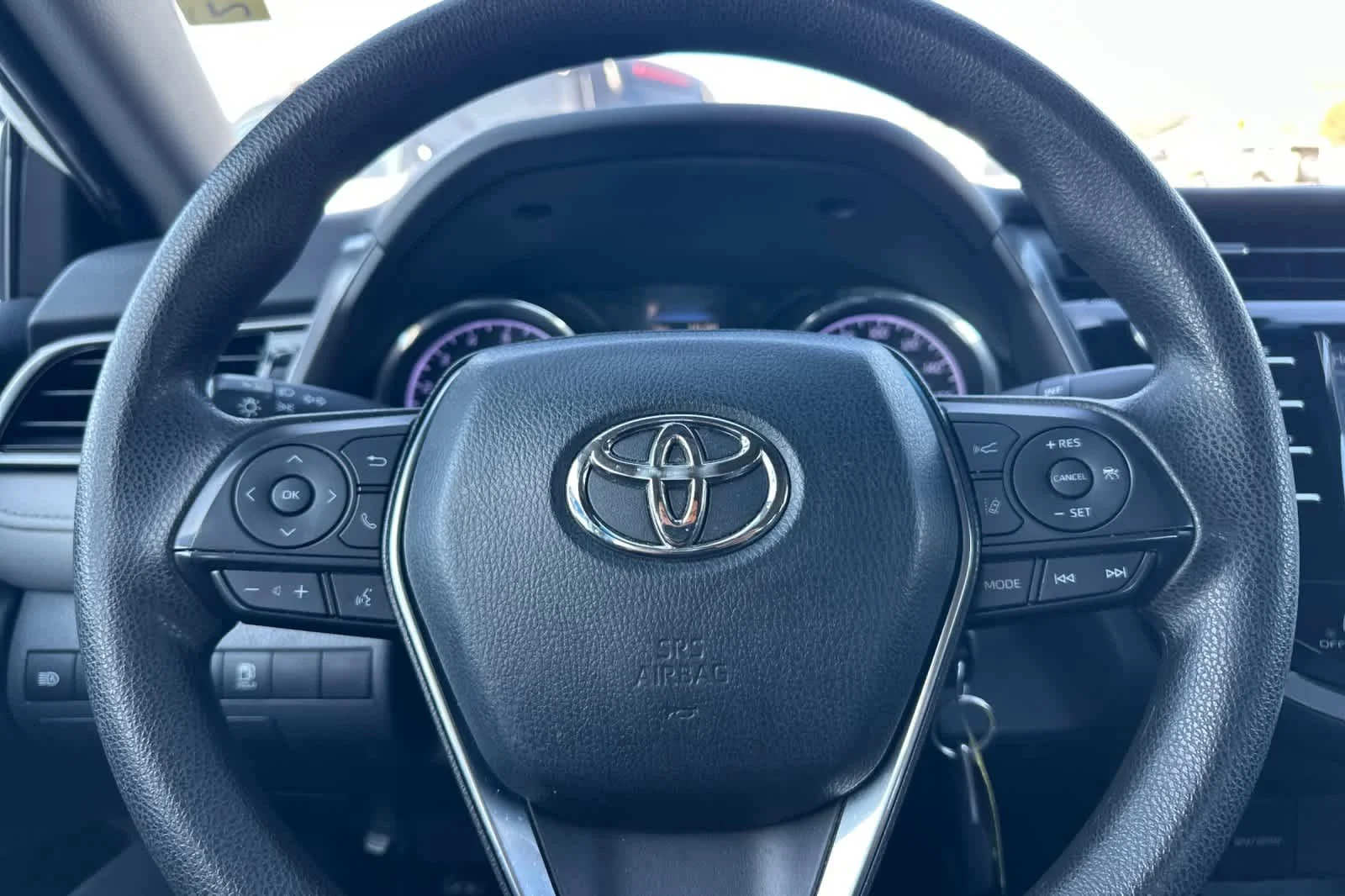 Used 2020 Super White Toyota LE image 23