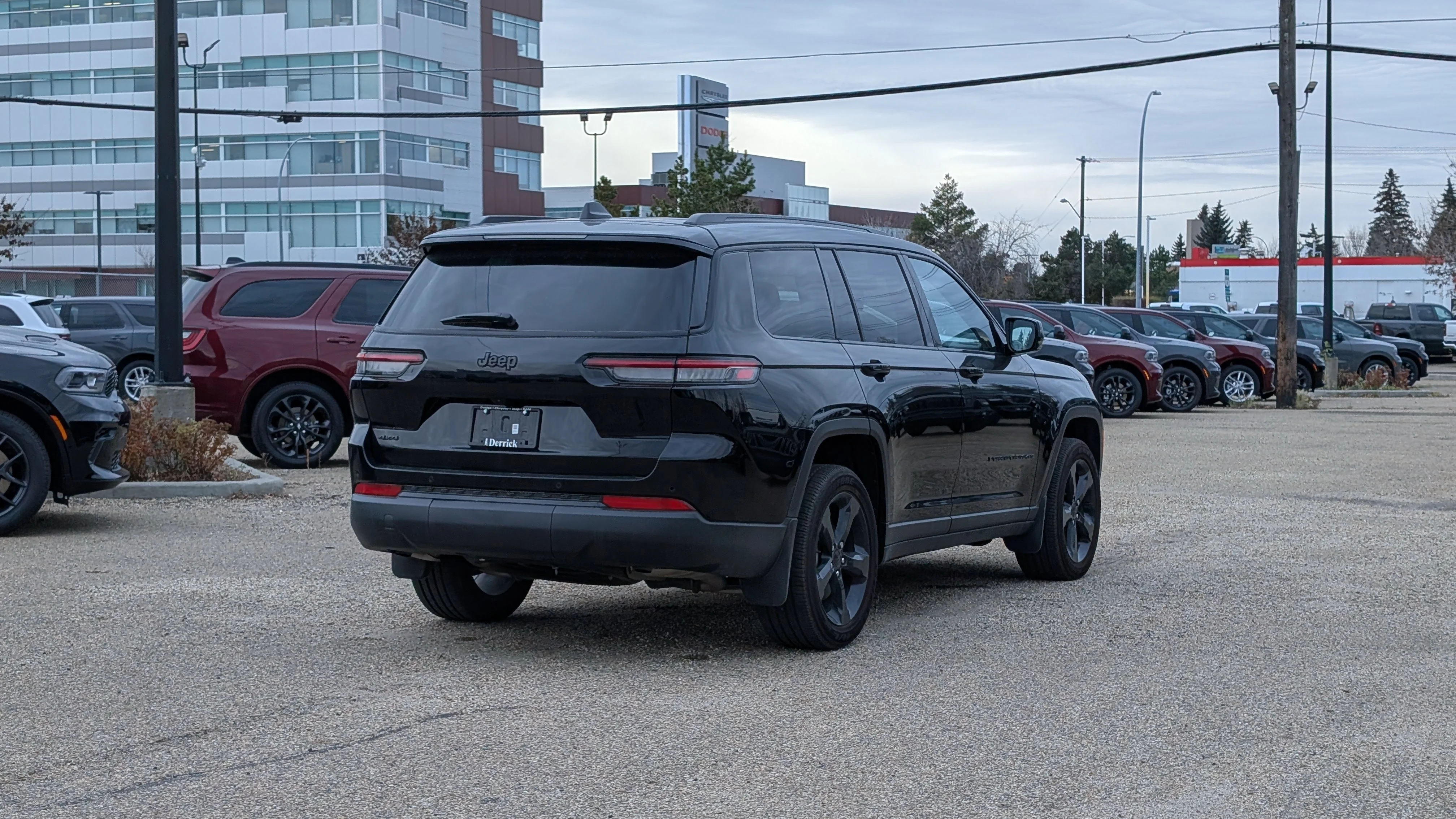 New 2025 Diamond Black Crystal Pearl Jeep Altitude image 8