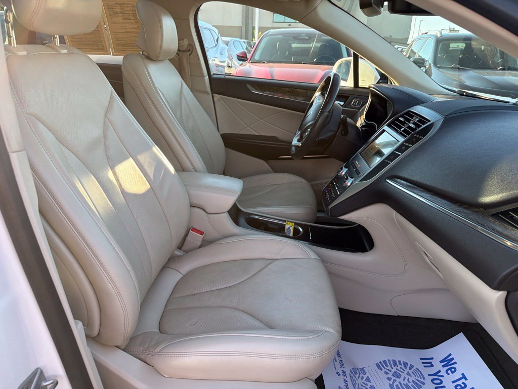 Used 2017 White Lincoln Reserve image 19