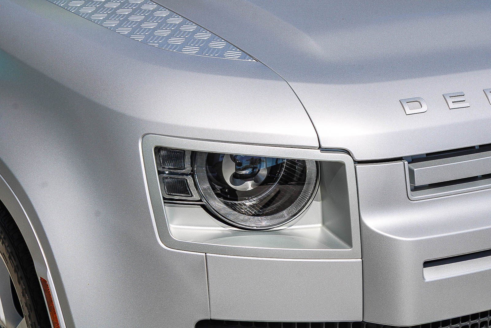 Used 2025 Silicon Silver Premium Metallic Land Rover X image 4