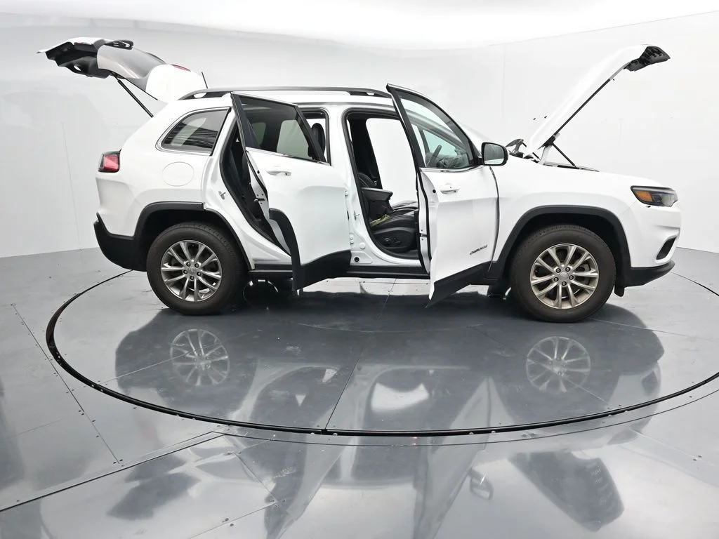 Used 2022 White Jeep Latitude Lux image 26